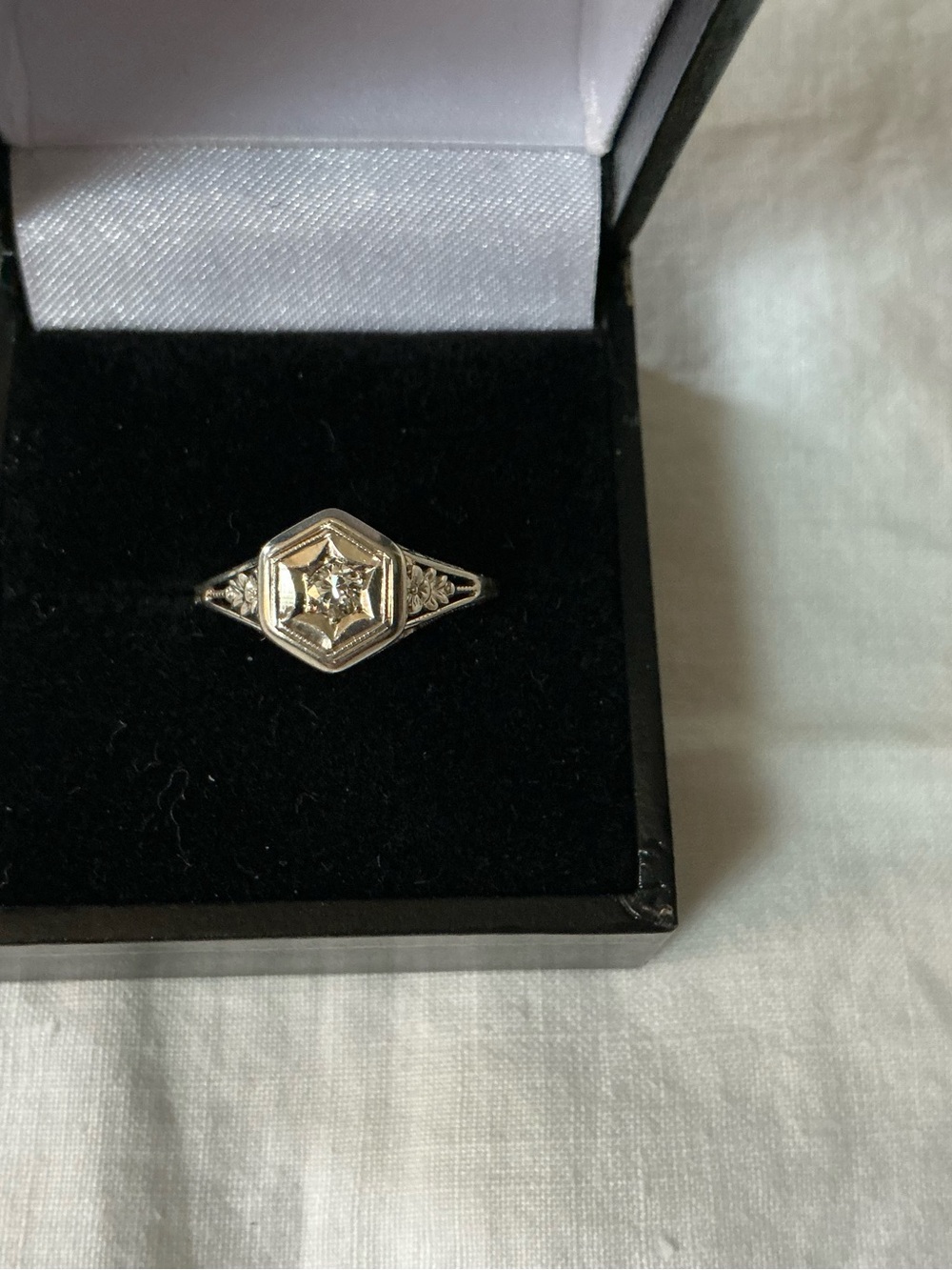 Vintage 18kt white gold diamond ring (135-2)